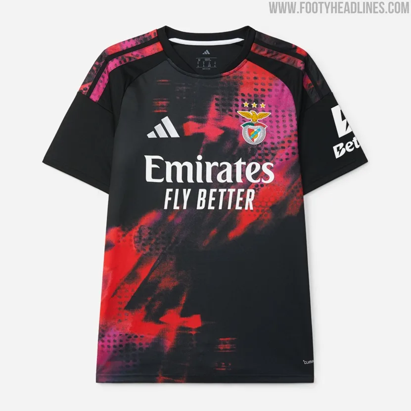 Benfica third shirt 2026/27 — zwart met wervelend rood-fuchsia grafiek en rood "fast forward"-icoontje in de nek